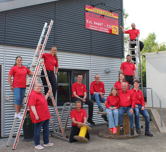 Das Team von Mauderer Elektrotechnik GmbH vor dem Betriebgebäude